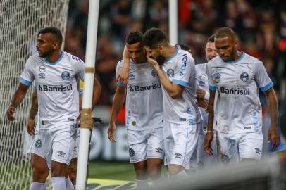 RS - FUTEBOL/CAMPEONATO BRASILEIRO 2018/GREMIO X ATLETICO-PR - ESPORTES - Lance da partida entre Gremio e Atletico-PR disputada na noite deste sÃ¡bado, na Arena da Baixada, em Curitiba, valida pelo Campeonato Brasileiro 2018. FOTO: LUCAS UEBEL/GREMIO FBPA