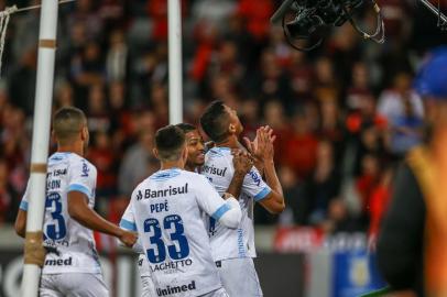 RS - FUTEBOL/CAMPEONATO BRASILEIRO 2018/GREMIO X ATLETICO-PR - ESPORTES - Lance da partida entre Gremio e Atletico-PR disputada na noite deste sÃ¡bado, na Arena da Baixada, em Curitiba, valida pelo Campeonato Brasileiro 2018. FOTO: LUCAS UEBEL/GREMIO FBPA