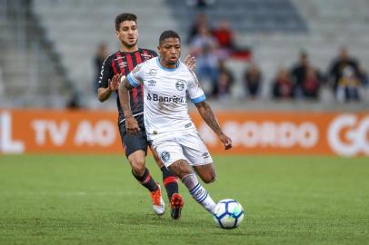 RS - FUTEBOL/CAMPEONATO BRASILEIRO 2018/GREMIO X ATLETICO-PR - ESPORTES - Lance da partida entre Gremio e Atletico-PR disputada na noite deste sÃ¡bado, na Arena da Baixada, em Curitiba, valida pelo Campeonato Brasileiro 2018. FOTO: LUCAS UEBEL/GREMIO FBPA