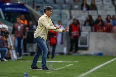 RS - FUTEBOL/CAMPEONATO BRASILEIRO 2018/GREMIO X ATLETICO-PR - ESPORTES - Lance da partida entre Gremio e Atletico-PR disputada na noite deste sÃ¡bado, na Arena da Baixada, em Curitiba, valida pelo Campeonato Brasileiro 2018. FOTO: LUCAS UEBEL/GREMIO FBPA