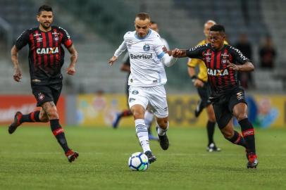 RS - FUTEBOL/CAMPEONATO BRASILEIRO 2018/GREMIO X ATLETICO-PR - ESPORTES - Lance da partida entre Gremio e Atletico-PR disputada na noite deste sÃ¡bado, na Arena da Baixada, em Curitiba, valida pelo Campeonato Brasileiro 2018. FOTO: LUCAS UEBEL/GREMIO FBPA