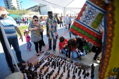  CAXIAS DO SUL, RS, BRASIL 07/05/2017Expositores e visitantes avaliam o primeiro dia da Feira Sem Fronteiras, ocorrida na Praça das Feiras, em Caxias do Sul, neste domingo. (Felipe Nylad/Agência RBS)