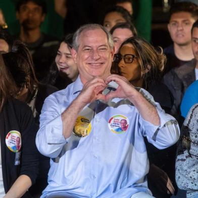 Ciro Gomes afirma que sua tática será falar aos indecisosSP - ELEIÇÕES 2018/CIRO GOMES/CAMPANHA - POLÍTICA - O candidato à presidência da República pelo PDT, Ciro Gomes, participou de evento em       apoio à sua candidatura, organizado por grupos independentes na Via Matarazzo, zona oeste       de São Paulo, neste sábado (25).       25/08/2018 - Foto: DANIEL TEIXEIRA/ESTADÃO CONTEÚDOEditoria: POLÍTICALocal: SÃO PAULOIndexador: DANIEL TEIXEIRAFonte: ESTADAO CONTEUDOFotógrafo: ESTADÃO CONTEÚDO