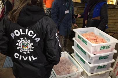 Operação com apreensão de alimentos impróprios no Mercado Público de Porto Alegre.