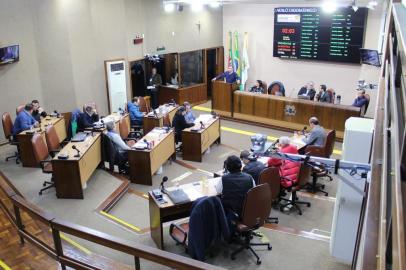 Plenário da Câmara de Vereadores de Caxias do Sul. Dos 10 candidatos a deputado, apenas 2 vão se licenciar durante a campanha.