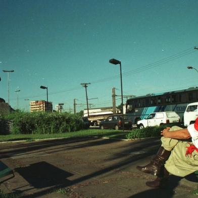  Paixão Cortes no monumento Laçador, em 1997.#envelope: 184966