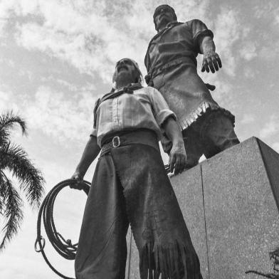 Paixão Côrtes e O Laçador (Porto Alegre, aproximadamente 1985).Foto de divulgação do livro "Assis Hoffmann ¿ O Fotófgrafo Dentro da Cena" (edição da Quem Diria Conteúdo Independente), organização de Cláudia Aragón).