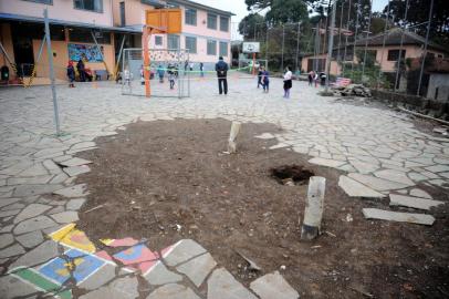  CAXIAS DO SUL, RS, BRASIL 21/08/2018Quadra da escola municipal Senador Teotônio Vilela tem problemas estruturais. (Felipe Nyland/Agência RBS)