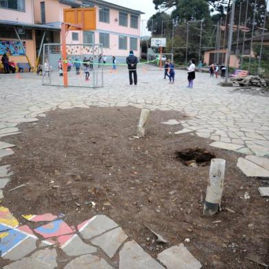  CAXIAS DO SUL, RS, BRASIL 21/08/2018Quadra da escola municipal Senador Teotônio Vilela tem problemas estruturais. (Felipe Nyland/Agência RBS)