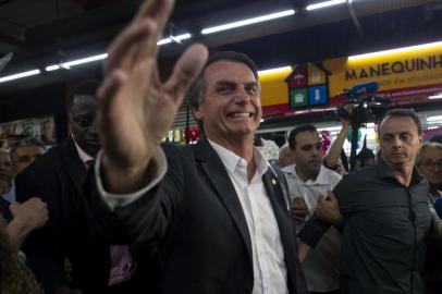  Brazilian presidential candidate Jair Bolsonaro (PSL) visits the Mercadao de Madureira, at the Madureira neighbourhood in Rio de Janeiro, Brazil on August 27, 2018. Bolsonaro is polling in second place for the October 7 first round of voting, after imprisoned frontrunner Luiz Inacio Lula da Silva, and followed by center-right former Sao Paulo governor Geraldo Alckmin and environmentalist Marina Silva.  / AFP PHOTO / Mauro PimentelEditoria: POLLocal: Rio de JaneiroIndexador: MAURO PIMENTELSecao: electionFonte: AFPFotógrafo: STF