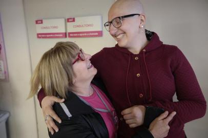  PORTO ALEGRE, RS, BRASIL - 2018.08.23 - Matéria especial para Primeira Pauta, pessoas que judam as outras. No hospital Conceição o Grupo de Mama auxilia mulheres diagnosticadas com câncer de mama. Na foto: Beatriz Dias e Camila El Tawil (Foto: ANDRÉ ÁVILA/ Agência RBS)