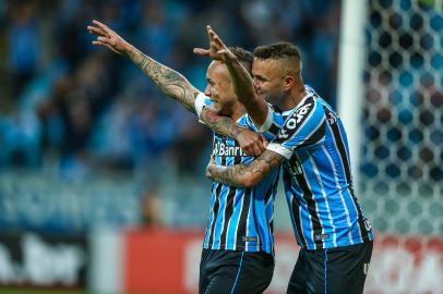 Everton e Luan comemoram gol do Grêmio contra o São Paulo, em julho de 2018, pelo Brasileirão