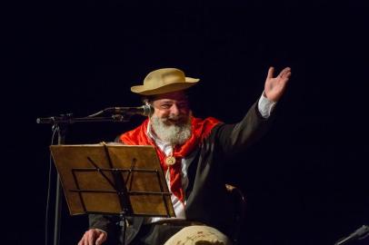  PORTO ALEGRE, RS, BRASIL, 11/03/2017 : Show de Luiz Marenco - Cantor apresenta novo show no Theatro São Pedro. (Omar Freitas/Agência RBS)Indexador: Omar Freitas