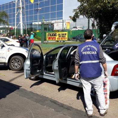 ZONA NORTE DE PORTO ALEGRE - Um homem identificado como Cristiano Barbosa de Castro, 38 anos, foi assassinado com pelo menos um tiro dentro de um Astra na Avenida Sertório, na zona norte de Porto Alegre, por volta das 13h, de 28 de agosto. 