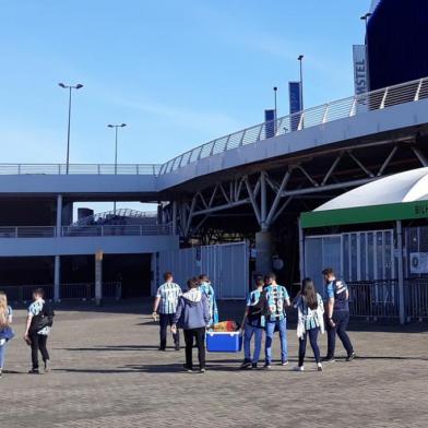 Torcedores começam a chegar à Arena do Grêmio para o jogo contra o Estudiantes pela Libertadores