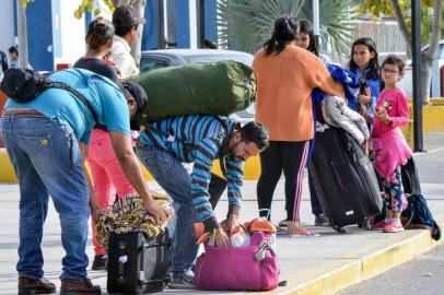  Venezuelan nationals arrive to the binational border attention centre (CEBAF) in Tumbes, northern Peru in the border with Ecuador on August 23, 2018.The United Nations on Thursday urged South American states to remain open to people fleeing the crisis in Venezuela, after Ecuador and Peru announced tightened border control measures. / AFP PHOTO / CRIS BOURONCLEEditoria: POLLocal: TumbesIndexador: CRIS BOURONCLESecao: migrationFonte: AFPFotógrafo: STF