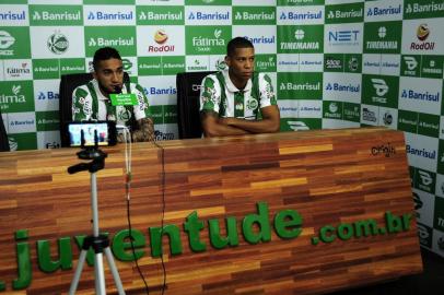 CAXIAS DO SUL, RS. BRASIL, 28/08/2018 - Juventude apresenta reforços e treina para enfrentar o Paysandu, na estreia do novo técnico, Luiz Carlos Winck. NA FOTO: o meia Rafinha (E) e o atacante Hygor. (Marcelo Casagrande/Agência RBS)