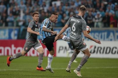  PORTO ALEGRE, RS, BRASIL, 28-08-2018. Grêmio enfrenta em jogo de volta o Estudiantes pela Libertadores da América na Arena. Na foto: Gol de Everton (ANDRÉ ÁVILA/AGÊNCIA RBS)