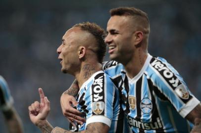  PORTO ALEGRE, RS, BRASIL, 28-08-2018. Grêmio enfrenta em jogo de volta o Estudiantes pela Libertadores da América na Arena. Na foto: Gol de Everton (ANDRÉ ÁVILA/AGÊNCIA RBS)