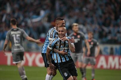  PORTO ALEGRE, RS, BRASIL, 28-08-2018. Grêmio enfrenta em jogo de volta o Estudiantes pela Libertadores da América na Arena. Na foto: Gol de Everton (ANDRÉ ÁVILA/AGÊNCIA RBS)