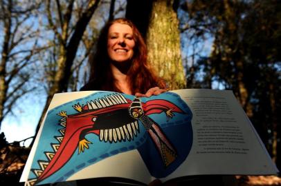  CAXIAS DO SUL, RS, BRASIL. 28/08/2018Alessandra Rech que está lançando o livro infantil insônia dos sabiás. (Lucas Amorelli/Agência RBS)