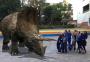 Dinossauro "invade" pátio de escola em Porto Alegre
