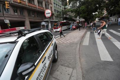  PORTO ALEGRE, RS, BRASIL - 2017.03.28 - Policiamento nas ruas de Porto Alegre (Foto: ANDRÉ ÁVILA/ Agência RBS)