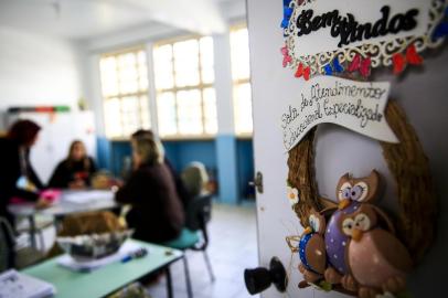 CAPÃO DA CANOA, RS, BRASIL, 10-08-2018: Professoras na Sala de Atendimento Educacional Especializado da Escola Estadual de Ensino Médio Luiz Moschetti, em Capão da Canoa. O colégio criou um grupo formado por professores e estudantes para discutir a depressão entre adolescentes da instituição. Cipave, órgão ligado à Secretaria Estadual da Educação, faz primeiro levantamento sobre suicídio e automutilação entre estudantes.  (Foto: Mateus Bruxel / Agência RBS)