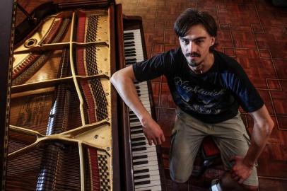 Bruno Hrabovsky apresenta Rock ao Piano em Rio do Sul.