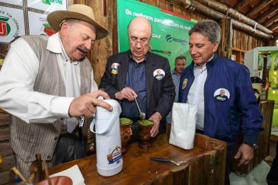 O candidato pelo MDB à Presidência da República, Henrique Meirelles, visitou a Feira ExpoInter nesta quinta-feira. Com ele, estava o candidato a vice Germano Rigotto. 