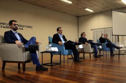 FARROUPILHA, RS, BRASIL, 30/08/2018. UCS - Campus Uiversitário de Farroupilha -  Painel com candidatos ao governo do Estado: Eduardo Leite (PSDB), Jairo Jorge (PDT), Júlio Flores (PSTU) e Roberto Robaina (Psol). (Porthus Junior/Agência RBS)