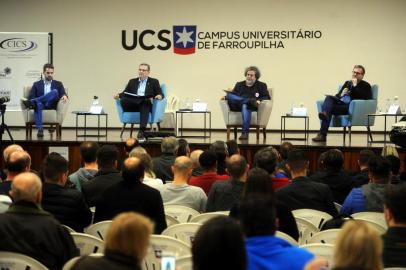 FARROUPILHA, RS, BRASIL, 30/08/2018. UCS - Campus Uiversitário de Farroupilha -  Painel com candidatos ao governo do Estado: Eduardo Leite (PSDB), Jairo Jorge (PDT), Júlio Flores (PSTU) e Roberto Robaina (Psol). (Porthus Junior/Agência RBS)