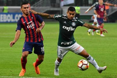 Jorge Rojas (L) of Paraguays Cerro Porteno vies for the ball with Dudu (R) of Brazils Palmeiras during their 2018 Copa Libertadores football match held at Allianz Parque stadium, in Sao Paulo, Brazil, on August 30, 2018. / AFP PHOTO / NELSON ALMEIDA