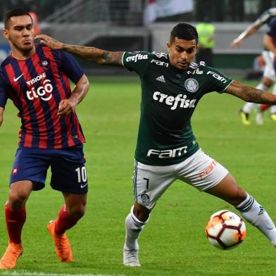 Jorge Rojas (L) of Paraguays Cerro Porteno vies for the ball with Dudu (R) of Brazils Palmeiras during their 2018 Copa Libertadores football match held at Allianz Parque stadium, in Sao Paulo, Brazil, on August 30, 2018. / AFP PHOTO / NELSON ALMEIDA