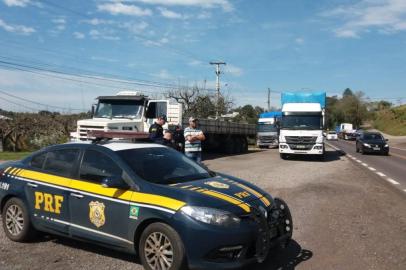 Motoristas acima da velocidade permitida são flagrados pela Polícia Rodoviária Federal na BR-470. 