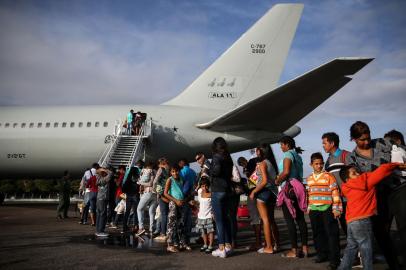 Marcelo Camargo/Agência Brasil Brasilia-DF  	Direitos HumanosAvião da FAB leva 233 venezuelanos para Manaus e São PauloImigrantes venezuelanos embarcam em avião da Força Aérea Brasileira, em Boa Vista, com destino à Manaus e São Paulo