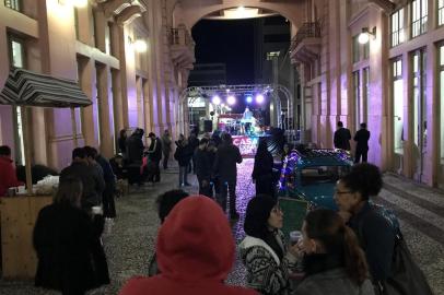 Um dos espaços mais fotografados da Casa de Cultura Mario Quintana (CCMQ), a Travessa dos Cataventos vai virar palco de atrações culturais. Neste sábado, a partir das 18h, ocorre a primeira edição do Casa Expandida, evento inspirado em movimentos culturais que incentivam a ocupação de lugares públicos à noite. Idealizado pelo diretor da CCMQ, Jessé Oliveira, o projeto vai se repetir no primeiro sábado de cada mês.