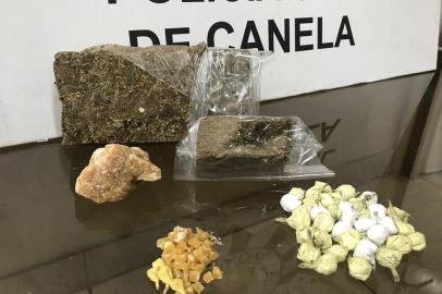 A Polícia Civil de Canela apreendeu 37 buchas de cocaína, meio quilo de maconha, além de quantidade suficiente de crack para fracionar até 600 pedras na tarde de quinta-feira. A droga estava em uma casa no bairro Canelinha. Uma mulher foi presa em flagrante. Conforme a polícia, a mulher já havia sido presa por tráfico de drogas, - também em flagrante, em julho. Na ocasião, ela foi localizada no seu endereço anterior, no bairro São Lucas. 