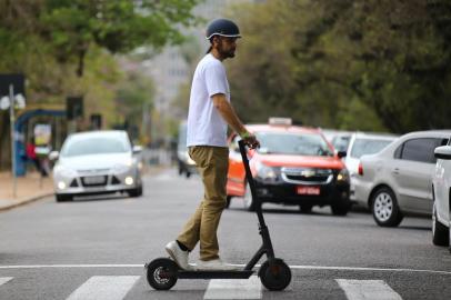  PORTO ALEGRE - BRASIL - Luís Felipe Mazoni adotou o patinete elétrico para percorrer o trajeto entre sua casa e seu trabalho. (FOTO: LAURO ALVES)