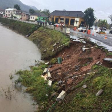  MONTENEGRO, RS, BRASIL, 31-08-2018. Chuva deixa estragos em cidades do Vale do Caí e do sul do RS. Na foto: calçadão (tenente Elton José Santos da Silva / Defesa Civil)