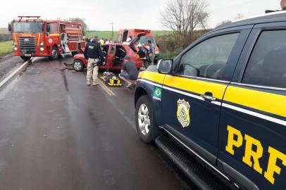 Um acidente envolvendo dois carros na BR-158, em Boa Vista das Missões, no norte do Estado, deixou três pessoas mortas e três feridas na tarde desta sexta-feira (31). 