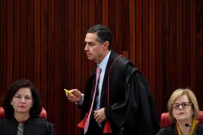 (L to R) Brazilian Attorney General Raquel Dodge, Superior Electoral Courts Judge Luis Roberto Barroso and the Courts President Judge Rosa Weber, attend the court trial on the eligibility of imprisoned former president Luiz Inacio Lula da Silva ahead of October 7 election, in Brasilia on August 31, 2018.The left-wing icon is leading polls but has been incarcerated since April for accepting a bribe, and could be barred from standing for a potential third term in office under Brazils clean slate law.  / AFP PHOTO / EVARISTO SA