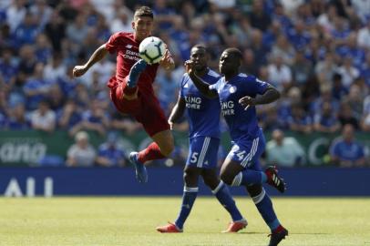 Liverpools Brazilian midfielder Roberto Firmino (L) controls the ball past Leicester Citys English-born Jamaican defender Wes Morgan (C) and Leicester Citys French midfielder Nampalys Mendy during the English Premier League football match between Leicester City and Liverpool at King Power Stadium in Leicester, central England on September 1, 2018. / AFP PHOTO / Adrian DENNIS / RESTRICTED TO EDITORIAL USE. No use with unauthorized audio, video, data, fixture lists, club/league logos or live services. Online in-match use limited to 120 images. An additional 40 images may be used in extra time. No video emulation. Social media in-match use limited to 120 images. An additional 40 images may be used in extra time. No use in betting publications, games or single club/league/player publications. / 