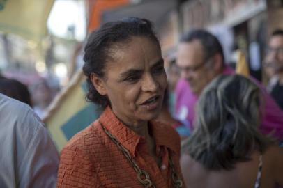 Brazilian presidential candidate for the REDE party Marina Silva goes for a walk after a meeting with young local community leaders at Rodo Square in Sao Goncalo, Rio de Janeiro state, Brazil on August 31, 2018.  / AFP PHOTO / Mauro Pimentel