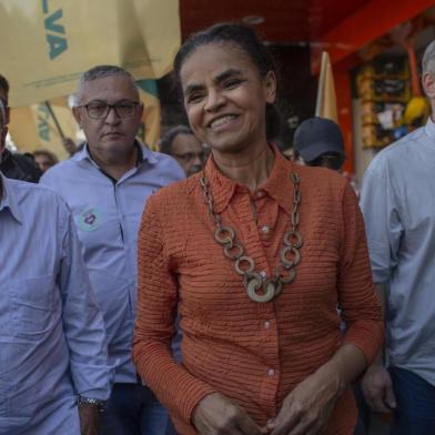 Brazilian presidential candidate for the REDE party Marina Silva (C) goes for a walk a meeting with young local community leaders at Rodo Square in Sao Goncalo, Rio de Janeiro state, Brazil on August 31, 2018.  / AFP PHOTO / Mauro Pimentel