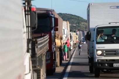  IMBITUBA, SC, BRASIL 21/03/2018. ECONOMIA: Greve dos Caminhoneiros, caminhões parados na BR-101 no acesso ao Porto de Imbituba.