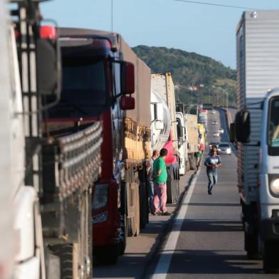  IMBITUBA, SC, BRASIL 21/03/2018. ECONOMIA: Greve dos Caminhoneiros, caminhões parados na BR-101 no acesso ao Porto de Imbituba.