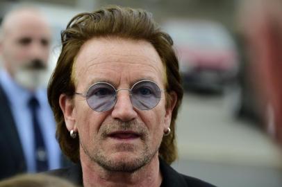  (FILES) In this file photo taken on August 28, 2018, the board of Directors member of campaigning and advocacy organization ONE, Irish lead singer of rock band U2, Bono, is pictured after a meeting with the German Chancellor in Berlin.Irish rock group U2 was forced to cut short a concert in Berlin on September 1, 2018 before thousands of fans after performing only a few songs when lead singer Bono lost his voice. / AFP PHOTO / Tobias SCHWARZEditoria: ACELocal: BerlinIndexador: TOBIAS SCHWARZSecao: governmentFonte: AFPFotógrafo: STF