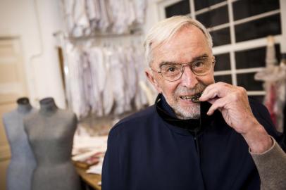 PORTO ALEGRE, RS, BRASIL, 22-08-2017: O estilista Rui Spohr no ateliê dele, no bairro Rio Branco, em Porto Alegre, com fardão da Academia Brasileira de Moda. Ele foi convidado recentemente a integrar a entidade e comemora a criação do Instituto Rui Spohr, que vai promover exposições e preservar seu acervo de 60 anos de carreira. (Foto: Mateus Bruxel / Agência RBS)