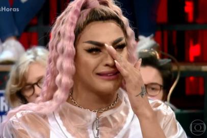  Pabblo Vittar se emociona no programa Altas Horas ao falar de bullying 